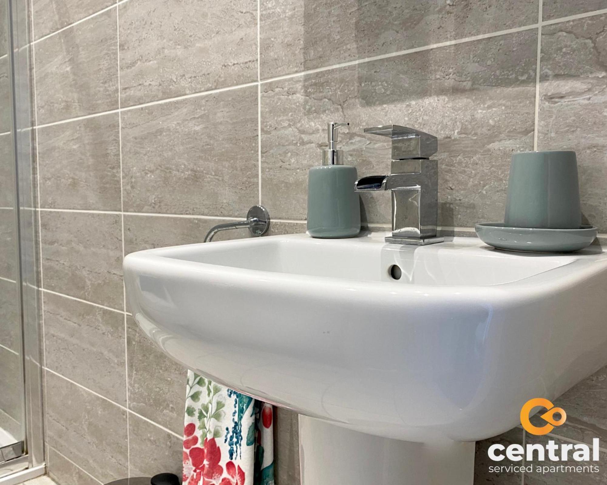 דאנדי Central Serviced Apartments - Cosy 1 Bedroom - Walk Away From City Quay V&A - Walk To Bus And Train Station - Easy Access To City Centre - Fast Wi-Fi - Fully Equipped - Weekly & Monthly Stay Offers מראה חיצוני תמונה